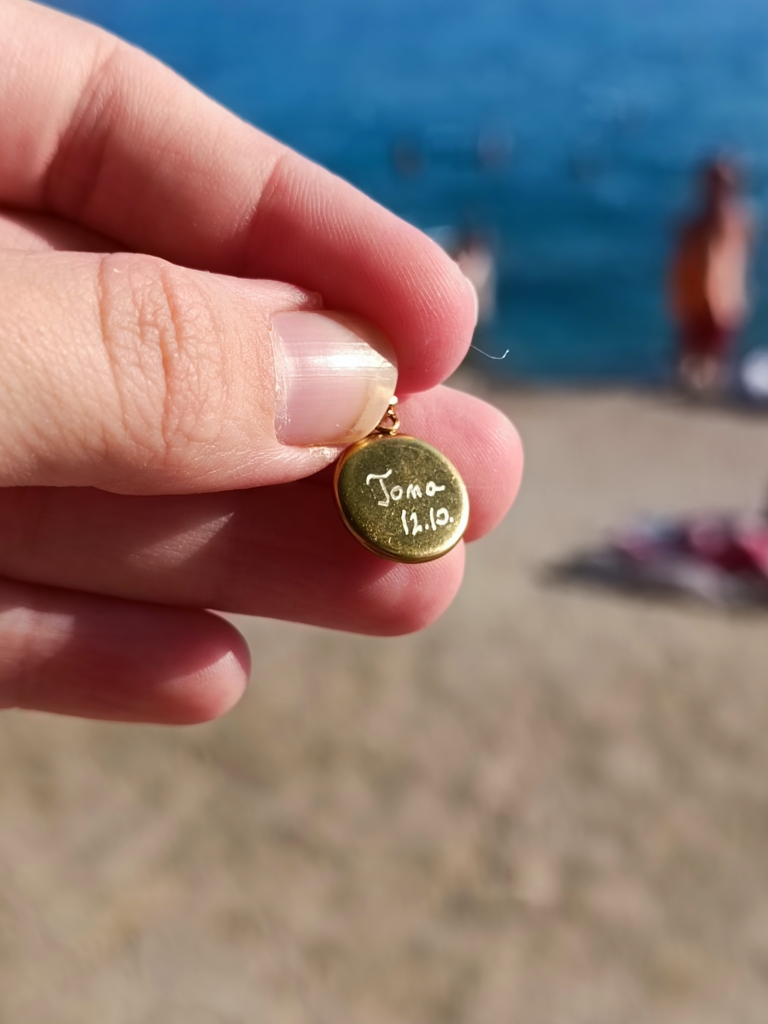 Gravura imena i datuma na ogrlici Una